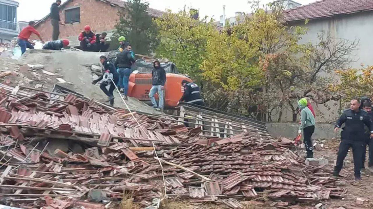 Malatya’da  ağır hasarlı bina çöktü, iş makinesi operatörü enkaz altında kaldı