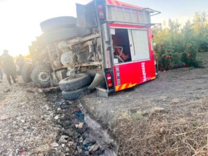 antalyada itfaiye aracinin devri sonucu 2 itfaiye eri yaralandi tnEwMjSj.jpg